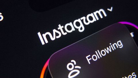 La app de Instagram, con su nuevo logotipo, en un tel�fono m�vil