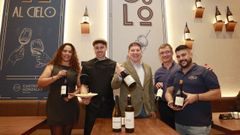 Isa Franco, Nacho Rodr&iacute;guez, Yago Carreira, Alberto Varela y Christian Galman con algunos de los vinos y platos que se probaron en la cena maridaje que organiz&oacute; la taberna castiza Oslo con Choiva Vi&ntilde;os.