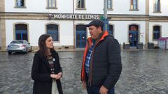 Olalla Rodil y el portavoz municipal del BNG, Emilio Jos� S�nchez, en la plaza de la Estaci�n poco antes del acto electoral de esta formaci�n