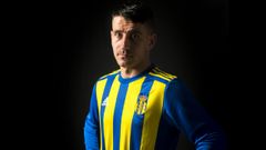 Sa�l Berj�n posa con la camiseta del 94 aniversario