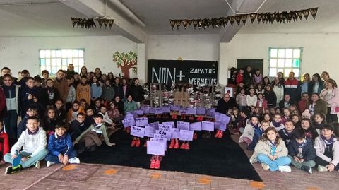 Escolares de Ponte Carreira, en Frades, participaron en una actividad por el 25N