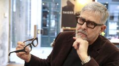 Fernando Eiroa, en �ptica Galer�as, con un par de modelos de la nueva colecci�n de Imponta, hechos exclusivamente con madera y sin engranajes met�licos.