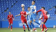 Miku trata de controlar el baln durante el partido ante el Numancia