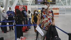 Pasajeros esperando en la zona de embarque del aeropuerto de Lavacolla