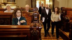 La alcaldesa de A Coru�a, In�s Rey, y el portavoz municipal, Jos� Manuel Lage, llegan al pleno de octubre ante la presencia de Avia Veira, candidata del BNG