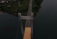 Vista tomada por un dron sobre las marquesinas de protecci�n ubicadas en el puente de Rande. 