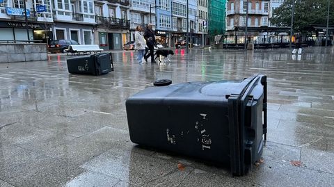 Contenedores tirados por el viento en la Praza da Constituci�n, en el Cant�n, En Ferrol.