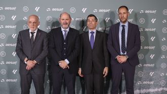 El presidente de la Liga, Javier Tebas; el presidente de la RFEF, Rafael Louz&aacute;n; Paco Hevia, representante de la Asociaci&oacute;n Espa&ntilde;ola de &Aacute;rbitros de F&uacute;tbol (AESAF), y el presidente del Comit&eacute; T&eacute;cnico de &Aacute;rbitros (CTA), Fran Soto, en la firma del convenio colectivo.

