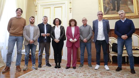 De izquierda a derecha, los alcaldes de Vedra (Carlos Martínez), Val do Dubra (Diego Díaz), Boqueixón (Ovidio Rodeiro), Teo (Lucía Calvo), Santiago (Goretti Sanmartín), el concejal compostelano Xan Duro, y los regidores de Ames y O Pino, Blas García y Manuel Taboada, respectivamente. Acudió después la de Trazo, Josefina Suárez, y el de Brión, Pablo Lago, no pudo asistir por problemas de agenda