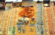 Adem�s de la droga, los agentes requisaron metadona, 31.141 euros y una b�scula de precisi�n. 