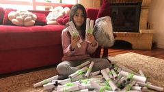Raquel, la hija de Esther Rey, autora de la campa�a, posa con las cartas de apoyo a los afectados, atadas con los lazos verdes las que est�n dirigidas a los pacientes y con los oscuros las destinadas al personal sanitario