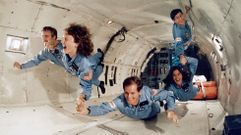 Sharon Christa McAuliffe, primera maestra del espacio, y Barbara Morgan practicando, junto a otros astronautas, ejercicios sin gravedad