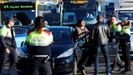Los Mossos desalojan a decenas de independentistas que cortaban la AP7