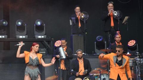 Davinia Fleitas y Juan Carlos Balbuena, en la imagen, en una actuaci�n reciente, son los cantantes principales de la formaci�n Combo Dominicano