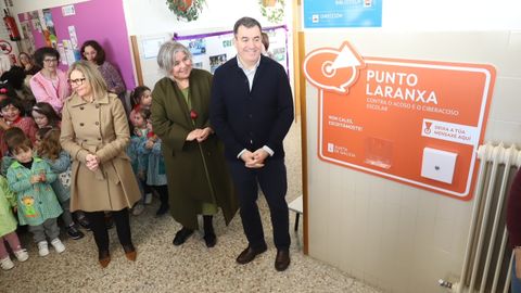 El conselleiro de Educacin, Romn Rodrguez, en el CEIPXoaqun Loriga de Laln, en la instalacin del primer punto naranja contra el acoso