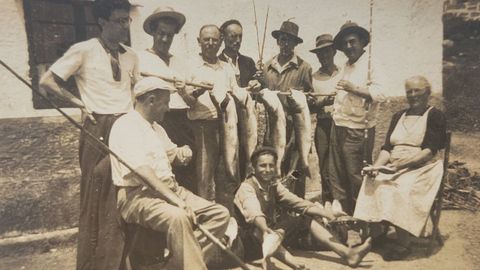 Integrantes de La Viguesa, Sociedad de Caza y Pesca en las islas Cíes. Arriba, tercero por la derecha, Emilio Fernández (padre), dueño de una de las tabernas de la isla y padre del creador del cámping de las Cíes. Arriba, tercero por la derecha, Chuco, tabernero de la isla