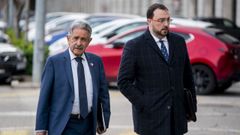 El presidente del Principado de Asturias, Adri�n Barb�n (d), y el presidente de Cantabria, Miguel �ngel Revilla (i),