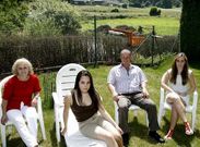 Jos� D�az posa con su mujer, Carmen, y sus dos hijas, Stefani y Catherina, en el jard�n de su casa. Al fondo, y a escasos metros, el cami�n de la obra donde se construye la estaci�n depuradora.