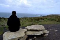 Simples losas de piedra sirven de asiento a los visitantes