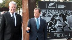 Steve Tew y Emilio Butrague�o, en el Puerto Deportivo de Gij�n