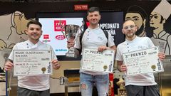 Iv�n Bartolotta, Salvatore Palazzolo y Viktor Kostymyuk (en la foto, de izquierda a derecha) posan con los diplomas de los premios entregados a Sicilia in Bocca y El Rinc�n Siciliano en el recinto ferial Ifema Madrid.