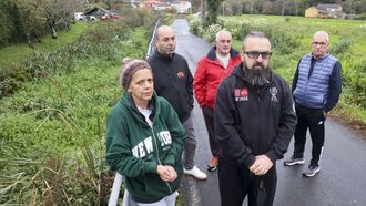 Vecinos de Neda junto al cauce del ro Basteiro, totalmente tomado por la maleza. 