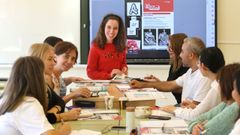 Luca lvarez, en el centro, es profesora de castellano para extranjeros en la Escola Oficial de Idiomas de Vigo, tiene una ceguera total de nacimiento