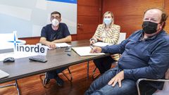 Bernardino Dom�nguez, Emma Gonz�lez y Servando �lvarez, durante la videoconferencia con Per�