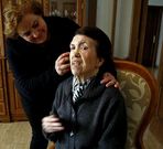 Manuela, con su sobrina, en su casa de Agui�o.