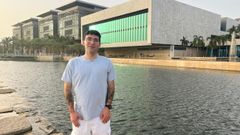 ngel Lpez-Oriona, con varios edificios del campus al fondo, es de los pocos espaoles que trabaja en KAUST, en Thuwal
