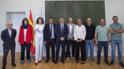 Foto de familia de Xunta, patronal y sindicatos de la escuela concertada tras el acuerdo firmado en Santiago