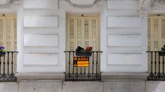 Imagen de archivo de un cartel de �Se alquila� en un edificio de viviendas de Madrid. 