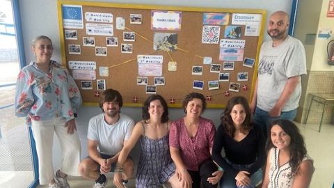 El equipo de trabajo del proyecto en el rincón Erasmus del centro.