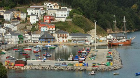 Ra y pueblo de O Barqueiro.