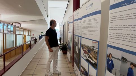 Vicente Mari�o, observando los paneles reci�n instalados