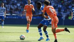 Sangalli Kone Deportivo Real Oviedo Riazor.Sangalli pugna por el bal�n con Kon�