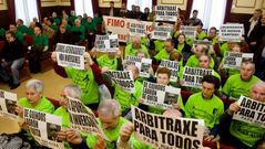 Afectados por las preferentes y trabajadores de FIMO, en el pleno de Ferrol
