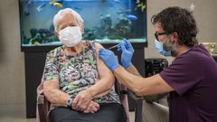 Una mujer de m�s de 90 a�os se convirti� ayer en la primera persona en el cant�n de Lucerna en recibir la vacuna de Pfizer-BioNTech contra el covid-19, ayer en Suiza. El pa�s ha firmado contratos por un total de 15,8 millones de dosis