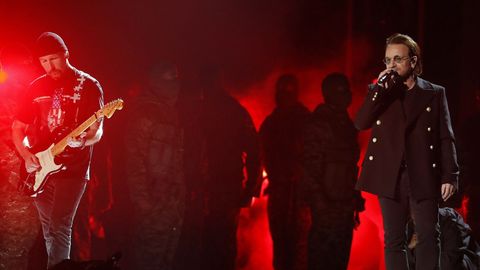 Y dio paso a una presentaci�n de la banda U2 en el r�o Hudson con la Estatua de la Libertad, un s�mbolo de la inmigraci�n en Estados Unidos, de fondo.