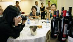 Visita de periodistas japoneses especializados en vinos el Centro do Vi�o da Ribeira Sacra. 