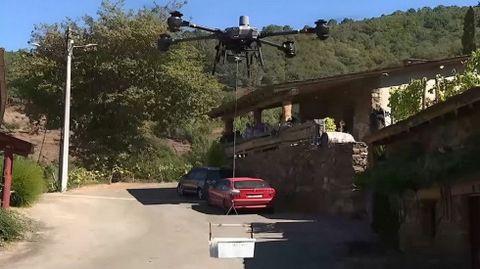 El dron utilizado en el ensayo sobrevuela el lugar en el que se ubica la bodega