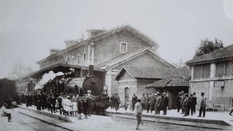 Tren tirado por una antigua m�quina de vapor en una foto de �poca de la estaci�n