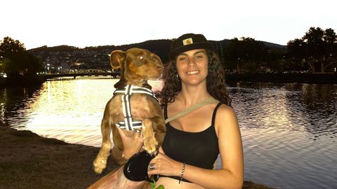 Sara Faria junto a su perra perdida en Poio esta semana