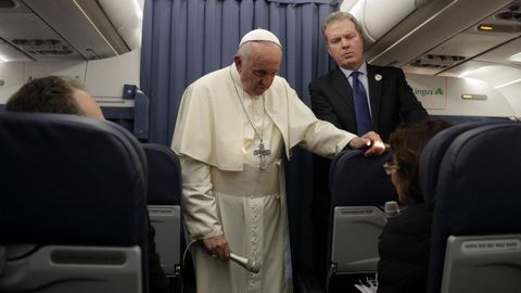 El papa durante la rueda de prensa que dio en el vuelo de vuelta a Roma desde Irlanda