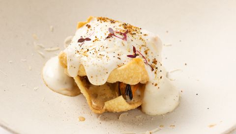 Lasaa crujiente de mejilln en el restaurante Salvaxe, en la ra das Ameas, 10, en la Nave 5 del Mercado de Abastos. Pasta fresca fina y frita rellena de mejilln, boletus y sofrito con nata. Montado como una lasaa y terminado con una bechamel en sifn decorado con brotes y Galmesano