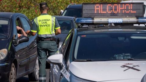 En una imagen de archivo, una patrulla de la Guardia Civil de Trfico realizando pruebas de alcoholemia a conductores