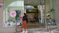 Las tiendas participantes lucen llamativos carteles de color rosa