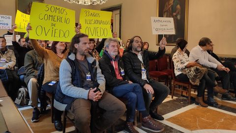 Protesta de los comerciantes del mercadillo de Navidad en el pleno del Ayuntamiento de Oviedo
