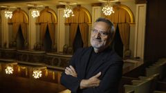 El maestro Giuseppe Sabbatini, posando en el Teatro Coln de A Corua, donde dirige a la OSG para el montaje de La finta semplice de Gianmaria Aliverta ambientado en el universo Barbie.