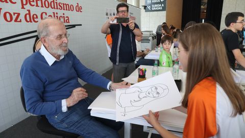 El que fue durante dcadas el dibujante y caricaturista de La Voz de Galicia, Siro Lpez, particip en el taller de caricaturas. Gonzalo Snchez Busns, profesor premiado del CPR Franciscanas de Ourense no desaprovech la ocasin e inmortaliz el momento de entregar un dibujo a una alumna